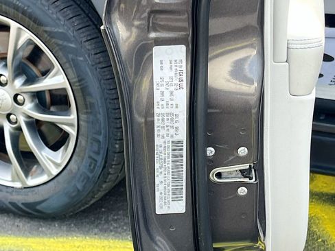 Certified 2020 Jeep Cherokee Latitude Plus w/ Comfort/Convenience Group image 28