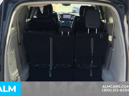 Used 2023 Chrysler Pacifica Touring-L FWD image 8