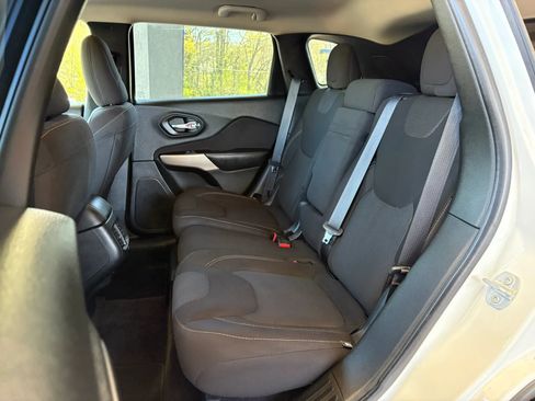 Used 2017 Jeep Cherokee Latitude w/ Safety/Convenience Group FWD image 21