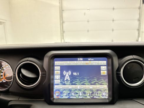 Used 2021 Jeep Wrangler Unlimited Sahara AWD/4WD image 30