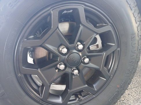 Used 2022 Jeep Gladiator Sport image 8