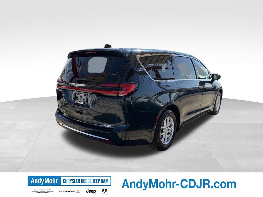 Used 2023 Chrysler Pacifica Touring-L FWD image 7