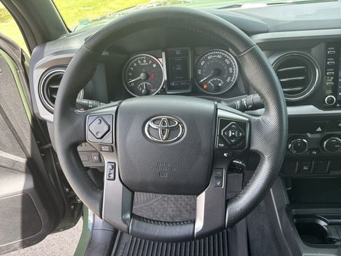 Used 2022 Toyota Tacoma TRD Sport w/ TRD Premium Sport Package AWD/4WD image 18