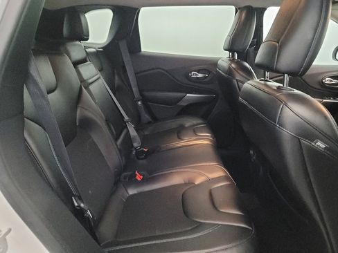 Used 2019 Jeep Cherokee Latitude Plus w/ Cold Weather Group AWD/4WD image 19