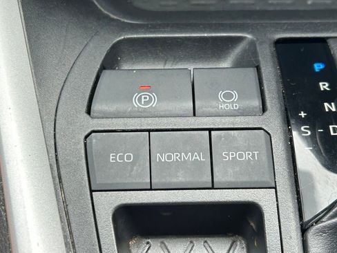 Used 2020 Toyota RAV4 XLE Premium FWD image 28