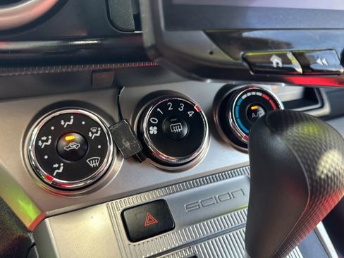 Used 2014 Scion xB FWD image 19