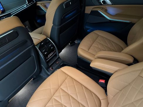 Used 2024 BMW X7 xDrive40i w/ M Sport Package image 28