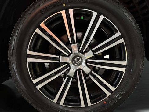 Used 2019 Lexus LX 570 4WD w/ Luxury Package image 38