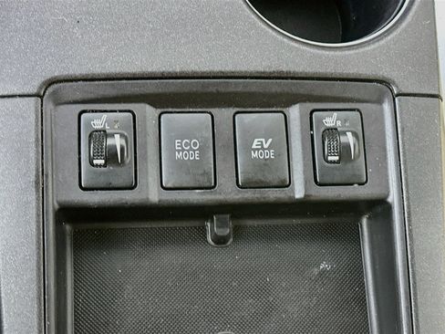Used 2017 Toyota Camry XLE w/ Moonroof Package FWD image 26