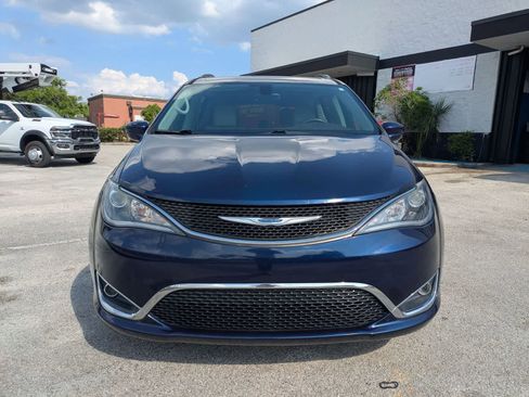 Used 2018 Chrysler Pacifica Touring-L Plus w/ Tire & Wheel Group FWD image 2