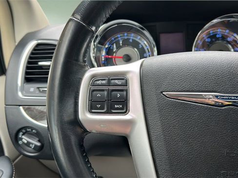Used 2014 Chrysler Town & Country Touring image 26