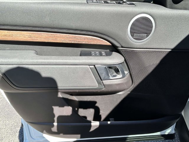Used 2018 Land Rover Discovery HSE AWD/4WD image 18