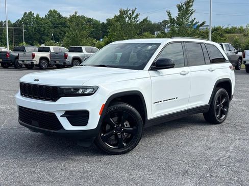 Used 2023 Jeep Grand Cherokee Altitude AWD/4WD image 2