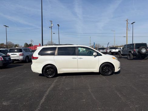 Used 2012 Toyota Sienna Limited w/ Premium Pkg image 2