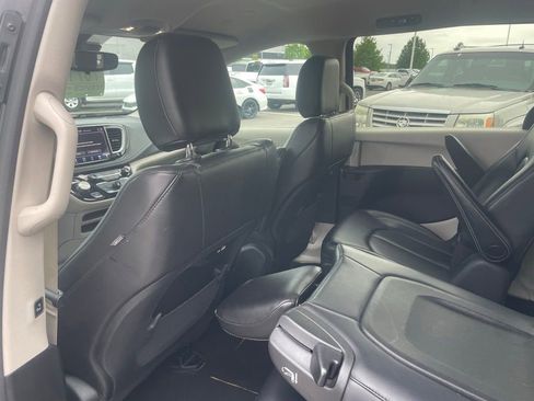 Used 2023 Chrysler Pacifica Touring-L FWD image 22