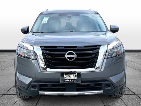 Used 2025 Nissan Pathfinder SL image 3