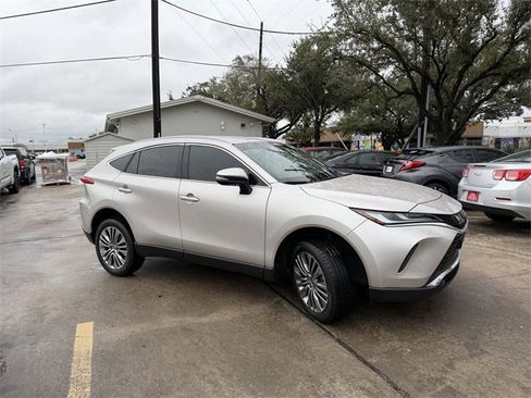 Used 2024 Toyota Venza XLE image 4