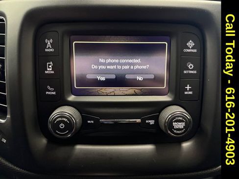 Used 2017 Jeep Compass Latitude w/ Cold Weather Group image 18