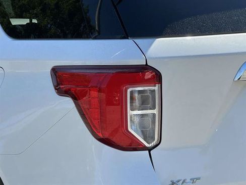 Used 2023 Ford Explorer XLT AWD/4WD image 30