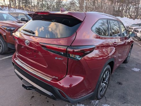 Certified 2025 Toyota Highlander XLE image 7