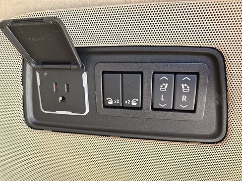 Used 2024 Cadillac Escalade Premium Luxury AWD/4WD image 62