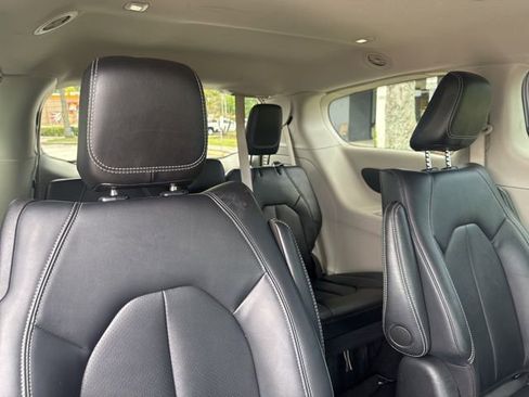 Used 2024 Chrysler Pacifica Limited FWD image 15