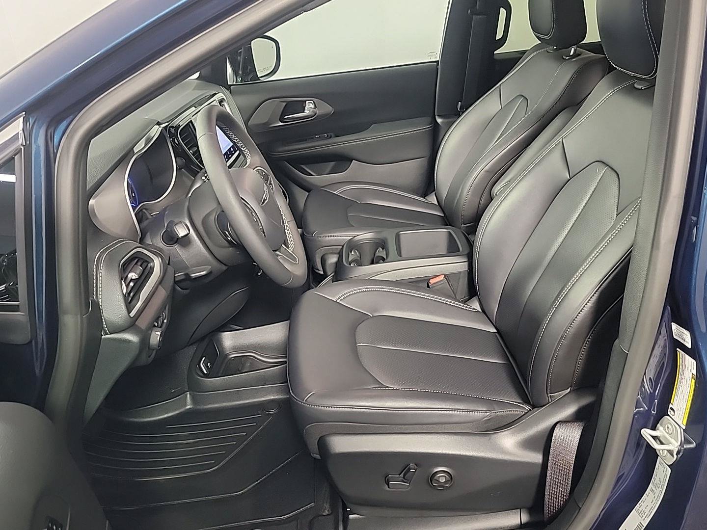 Used 2025 Chrysler Pacifica Select FWD image 21