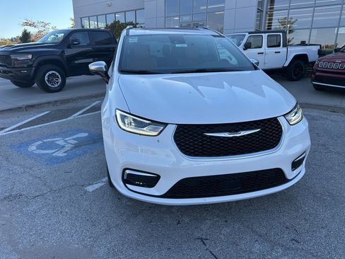 New 2026 Chrysler Pacifica Pinnacle w/ Trailer Tow Group image 8