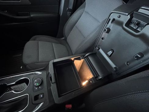 Used 2023 Chevrolet Traverse LT w/ Rear Camera Mirror Package image 38