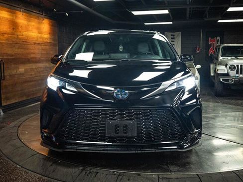 Used 2024 Toyota Sienna XSE w/ XSE Plus Package FWD image 4
