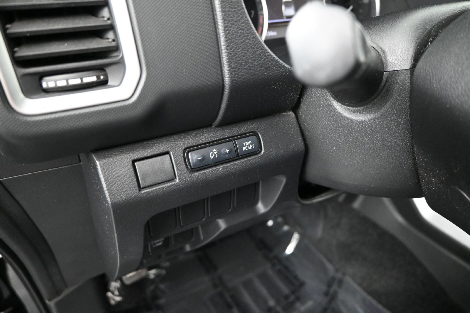Used 2023 Nissan Frontier SV RWD image 7