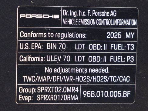 Certified 2025 Porsche Macan AWD/4WD image 38