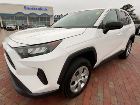 Used 2022 Toyota RAV4 LE FWD image 5
