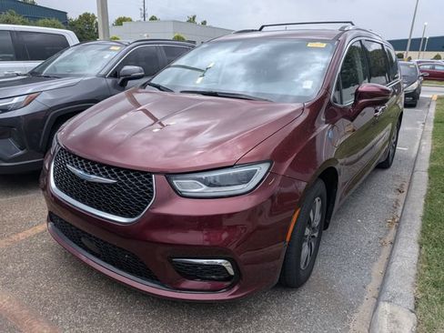 Used 2021 Chrysler Pacifica Touring-L FWD image 2