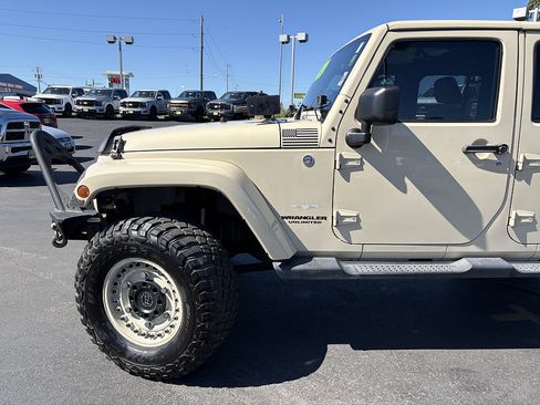Used 2011 Jeep Wrangler Unlimited Sahara w/ Connectivity Group AWD/4WD image 10