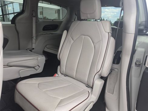 Used 2017 Chrysler Pacifica Limited w/ UConnect Theater Package FWD image 9