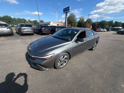 Used 2025 Hyundai Elantra SEL w/ Cargo Package FWD image 7