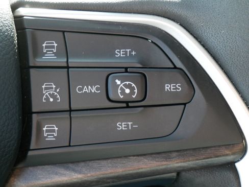 Used 2023 Jeep Grand Cherokee Limited w/ Luxury Tech Group II image 28