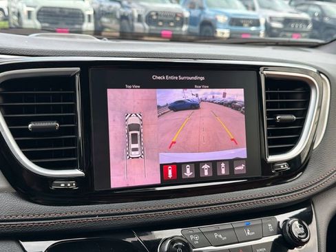 Used 2025 Chrysler Pacifica Pinnacle FWD image 21