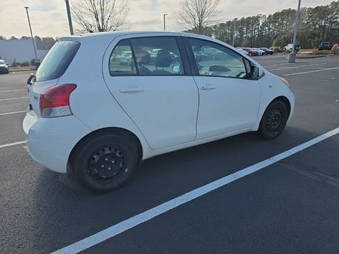 Used 2010 Toyota Yaris 4-Door Hatchback image 8