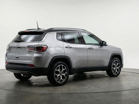 Used 2025 Jeep Compass Limited image 9