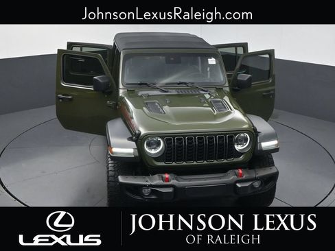 Used 2024 Jeep Gladiator Rubicon w/ Convenience Group AWD/4WD image 35