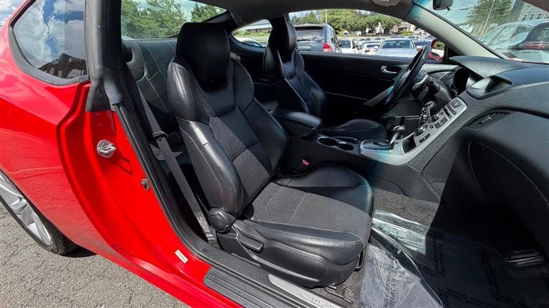 Used 2010 Hyundai Genesis 3.8 RWD image 16