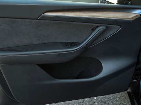 Used 2025 Tesla Model Y Long Range image 10