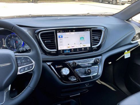 New 2026 Chrysler Pacifica Select image 6