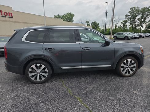 Used 2022 Kia Telluride EX w/ EX Premium Package FWD image 3