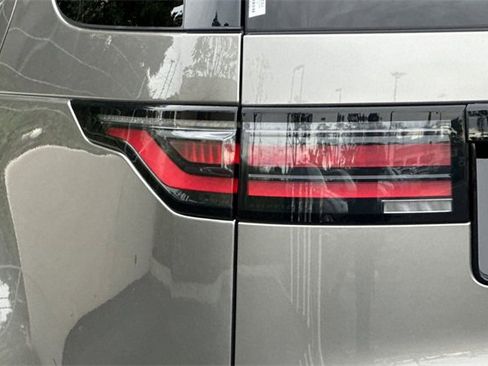 Certified 2024 Land Rover Discovery Dynamic SE image 26