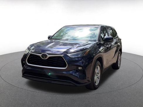 Used 2025 Toyota Highlander LE image 7