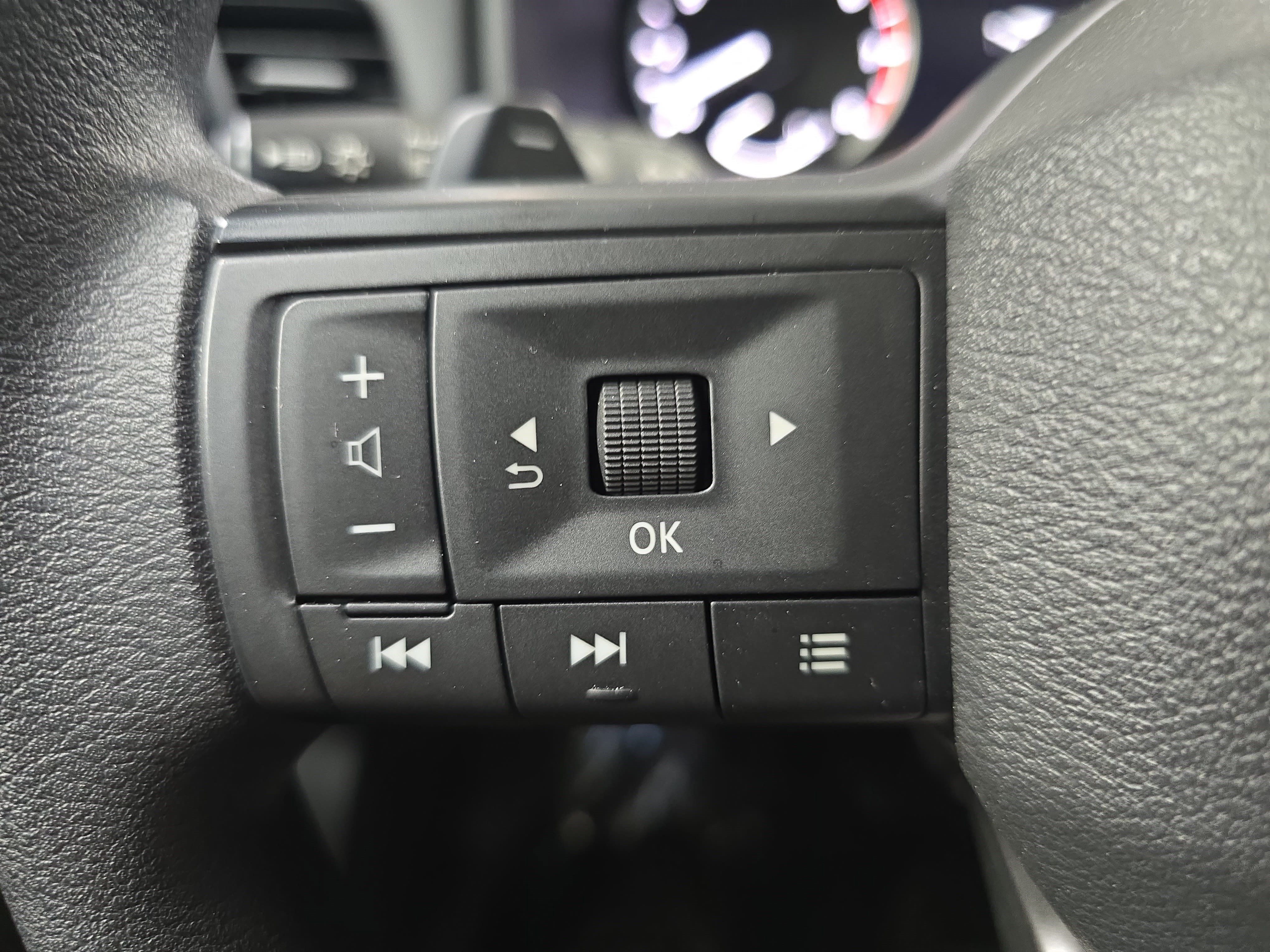 Used 2025 Nissan Rogue S AWD/4WD image 15