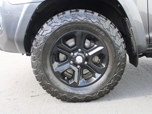 Used 2016 Toyota 4Runner SR5 AWD/4WD image 9